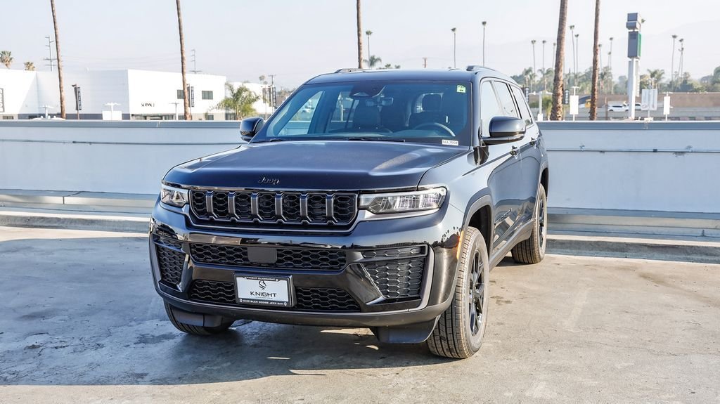New 2026 Diamond Black Jeep Altitude image 4