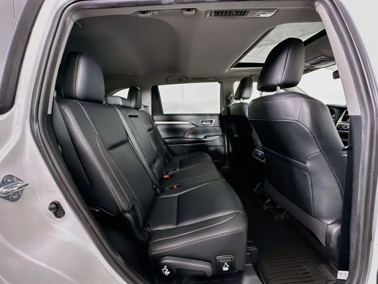 Used 2019 White Toyota XLE image 28