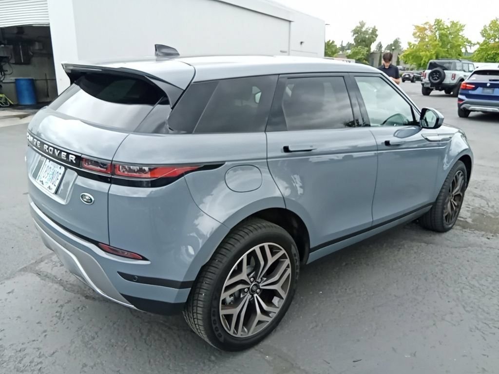 Used 2023  Land Rover SE image 5