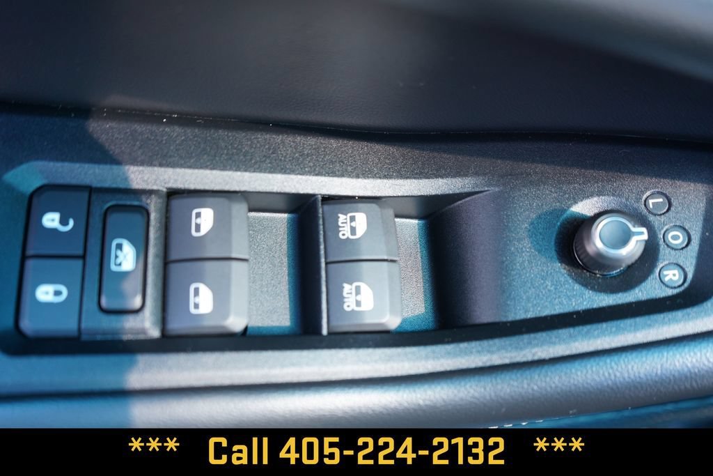 Used 2023  Jeep Laredo image 31