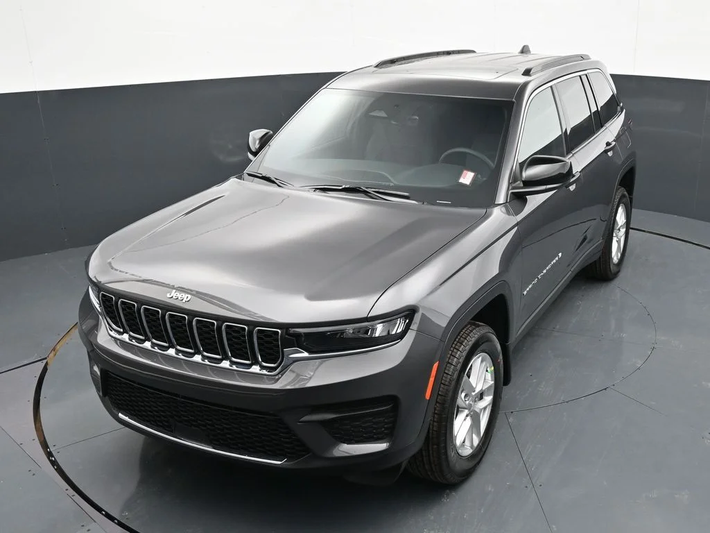 New 2026 Baltic Gray Metallic Clear-Coat Exterior Paint Jeep Laredo X image 35