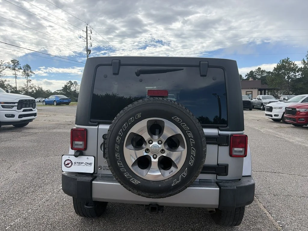Used 2017 Silver Jeep Unlimited Sahara image 5