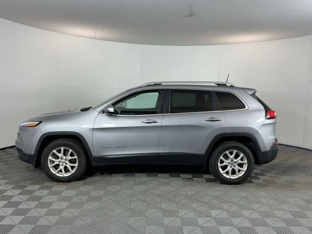 Used 2018 Silver Jeep Latitude image 8