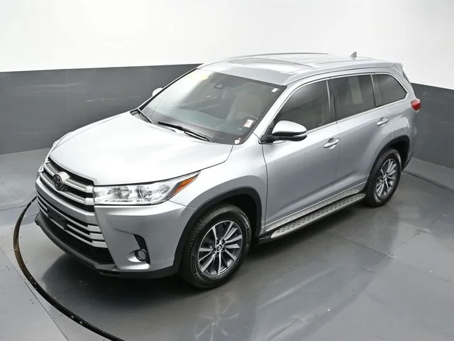 Used 2017 Silver Toyota XLE image 56