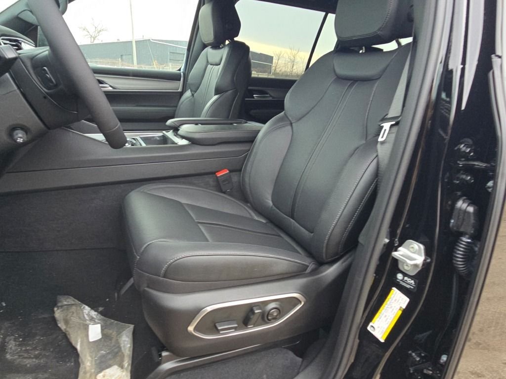 New 2026 High Gloss Black Jeep Limited Altitude image 27