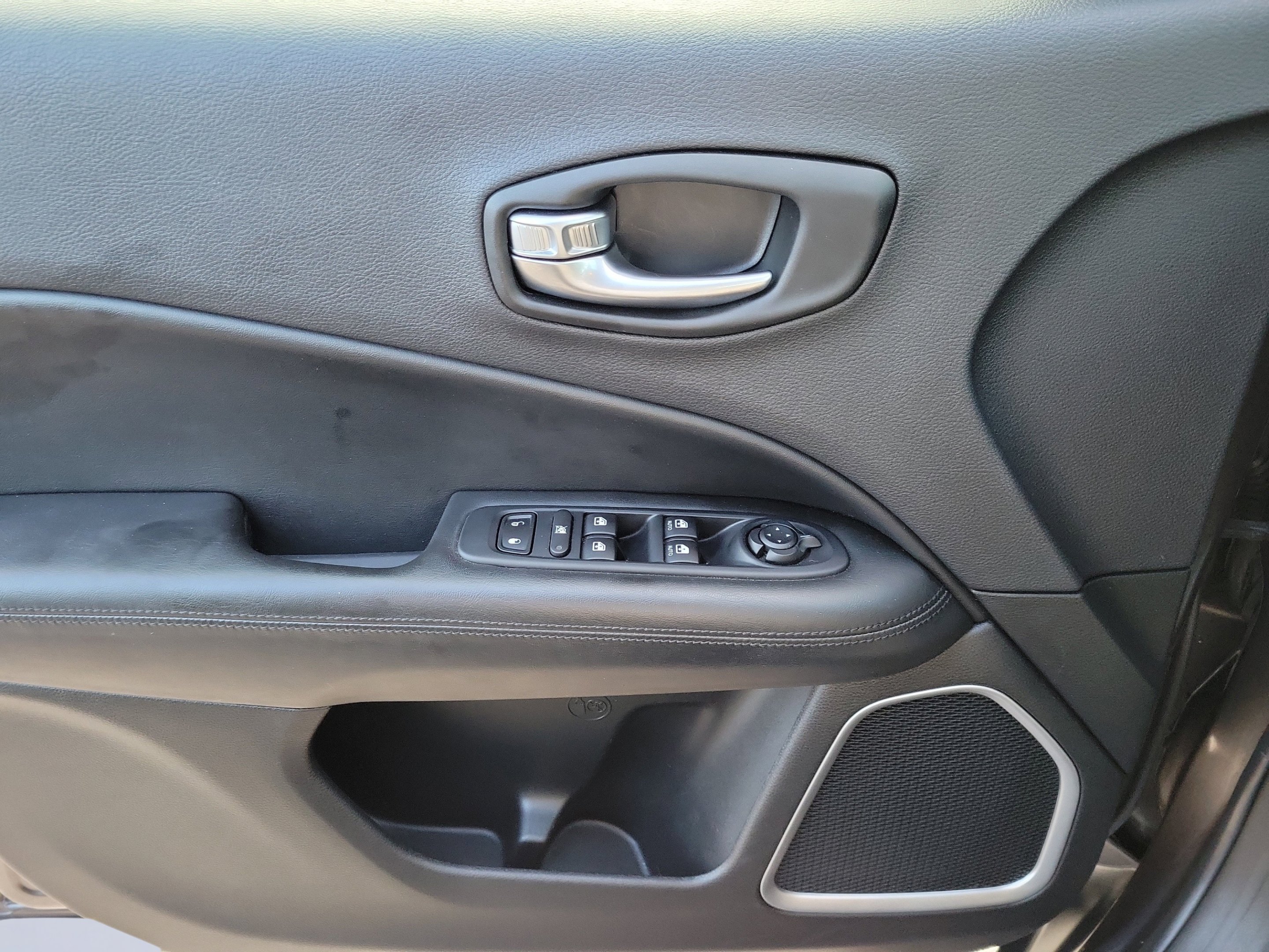 Used 2021 Granite Crystal Metallic Clearcoat Jeep Latitude image 24