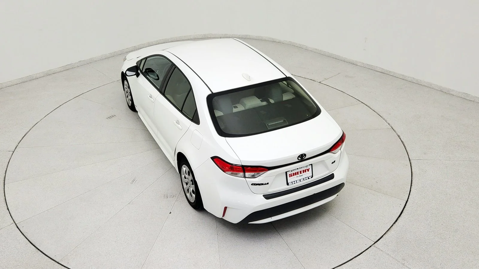Used 2022 White Toyota LE image 18