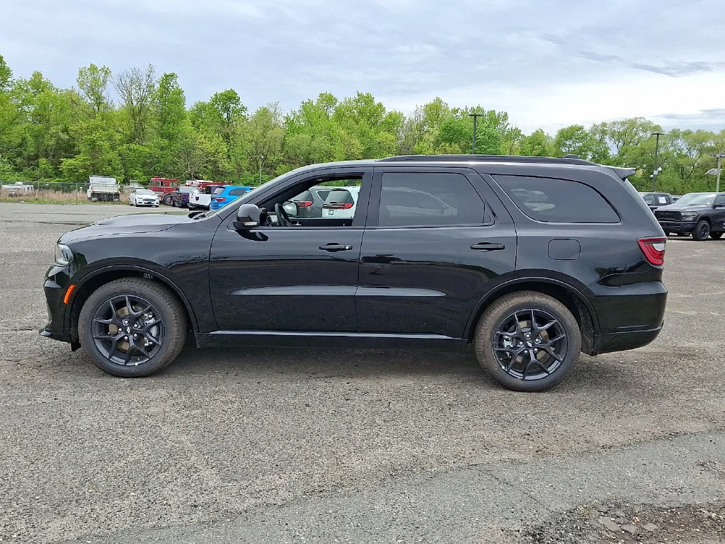 New 2026 Diamond Black Clear-Coat Exterior Paint Dodge GT Plus HEMI V8 image 5