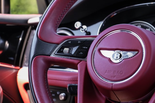 Used 2019 Black Crystal over Cricket Ball Bentley V8 image 22