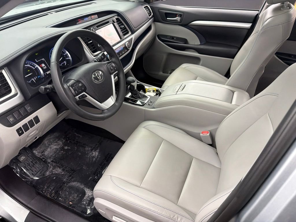 Used 2019 Silver Toyota XLE image 10