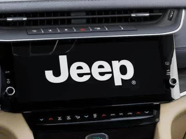 New 2026 Bright White Clear-Coat Exterior Paint Jeep Limited image 3