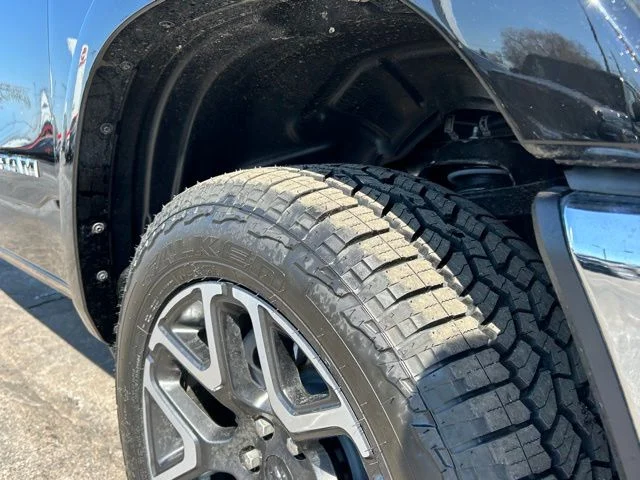 New 2026 Diamond Black Crystal Pearl-Coat Exterior Paint RAM Laramie image 15