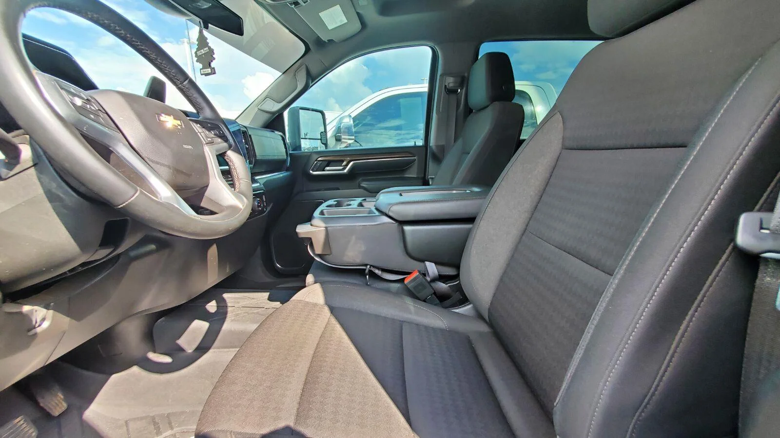Used 2024 Summit White Chevrolet LT image 3