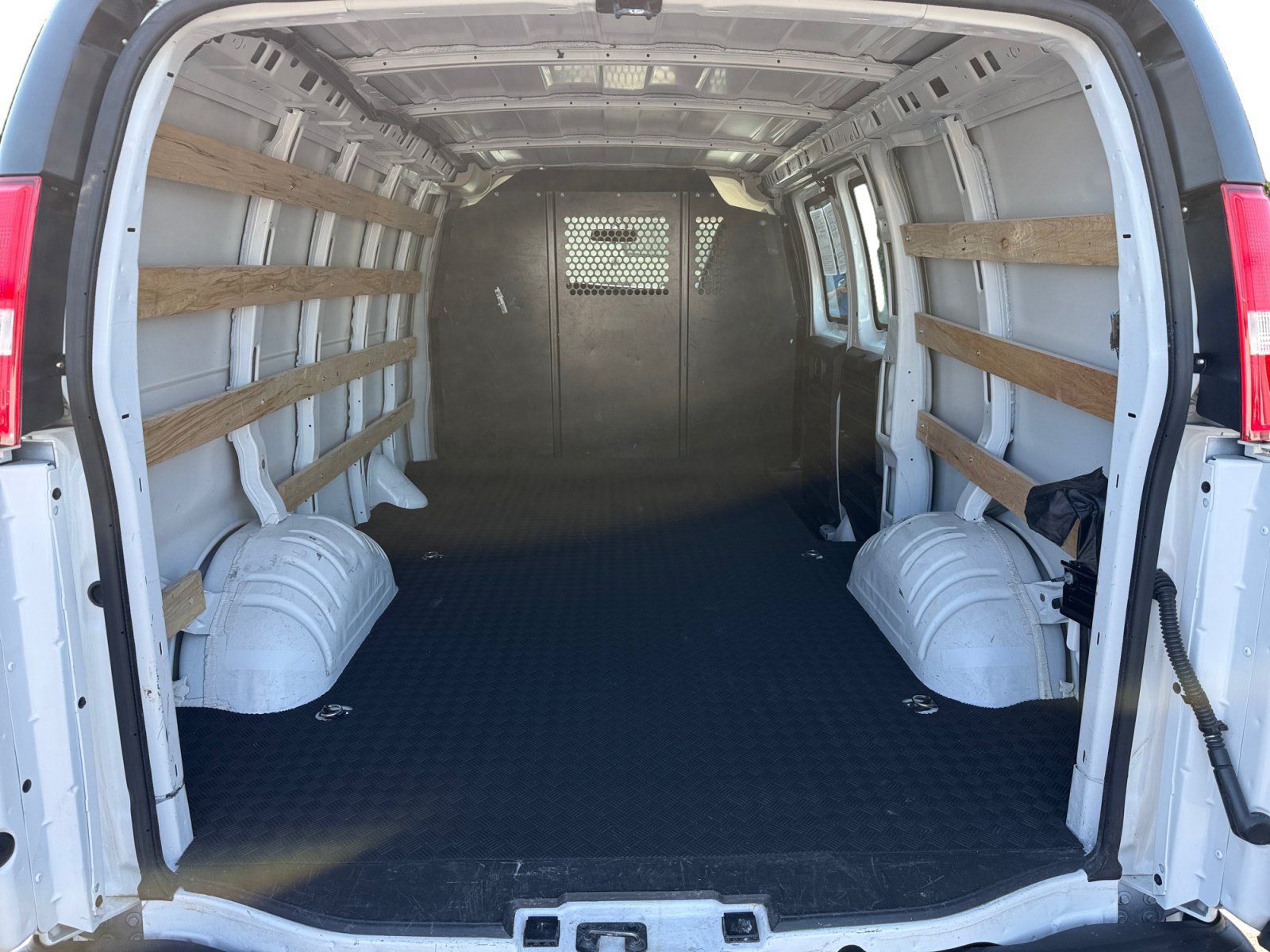 Used 2025 Summit White Chevrolet Work Van image 16
