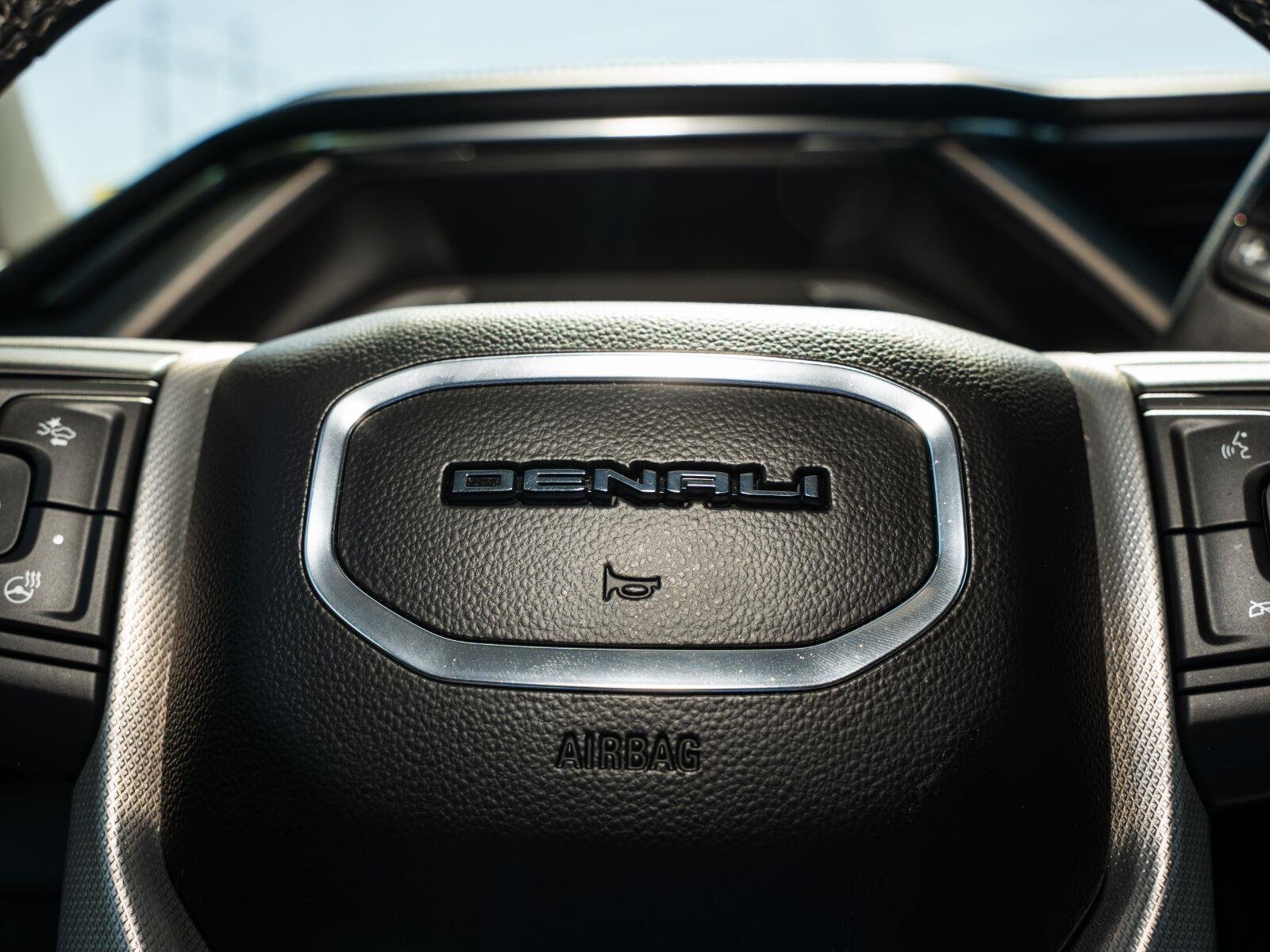 Used 2025 Onyx Black GMC Denali image 31