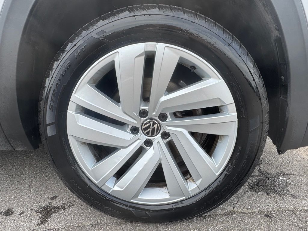Used 2021 Silver Volkswagen 2.0T SEL image 30