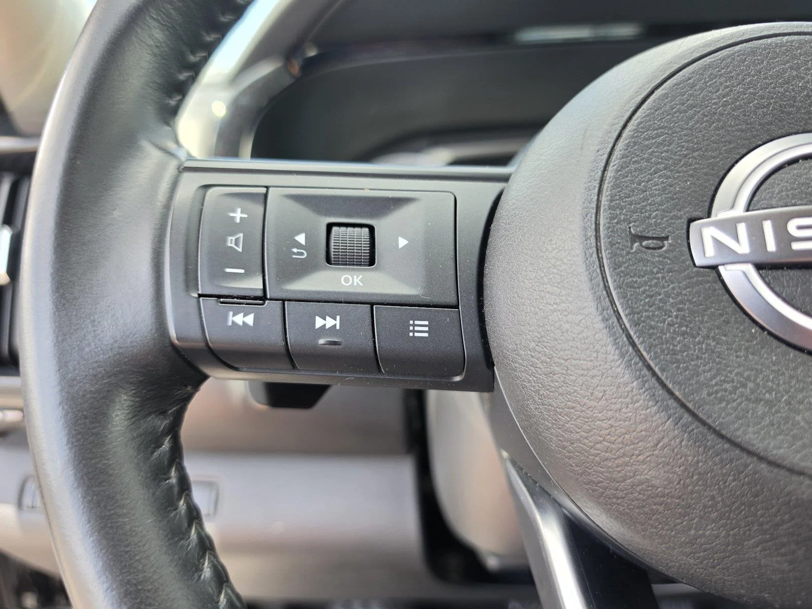 Used 2025 Super Black Nissan SV image 27