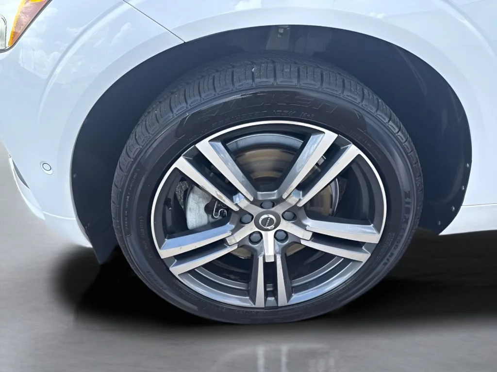 Used 2019  Volvo Momentum image 33