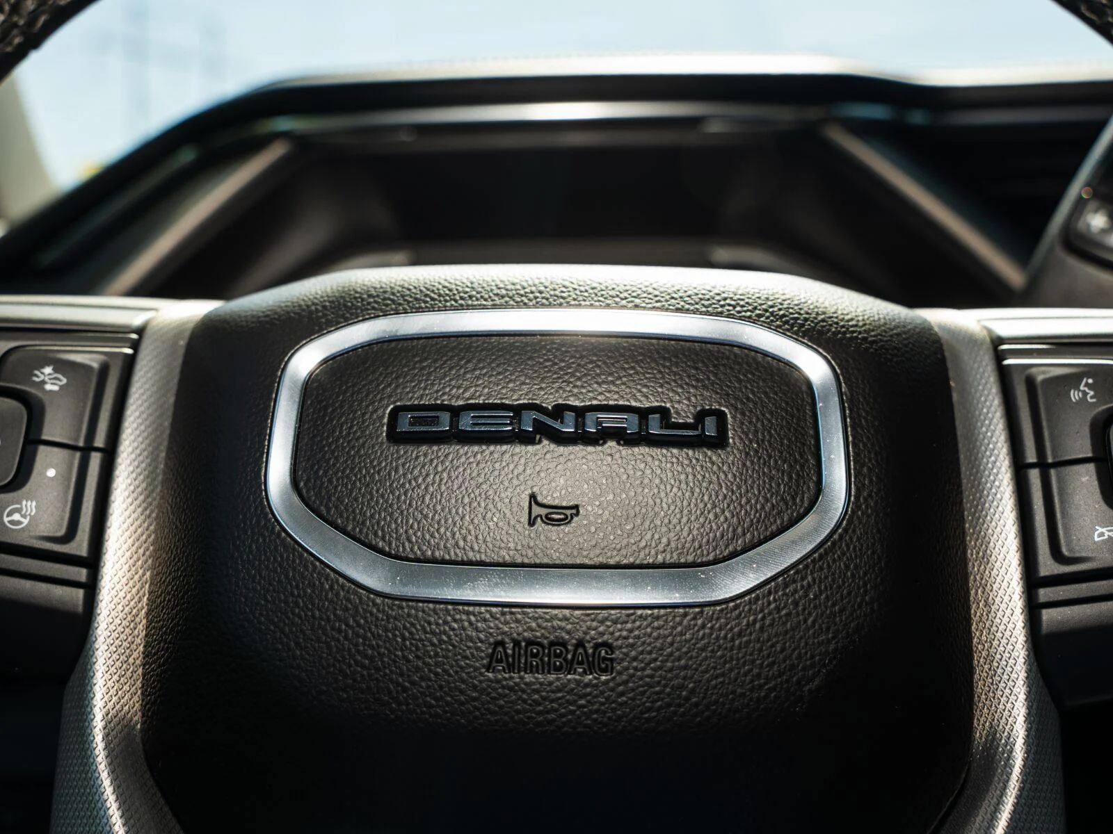 Used 2025 Onyx Black GMC Denali image 31