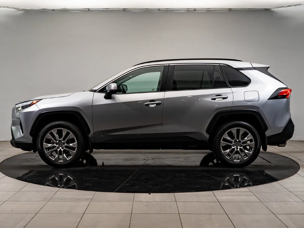 Used 2025 Silver Sky Metallic Toyota XLE Premium image 5