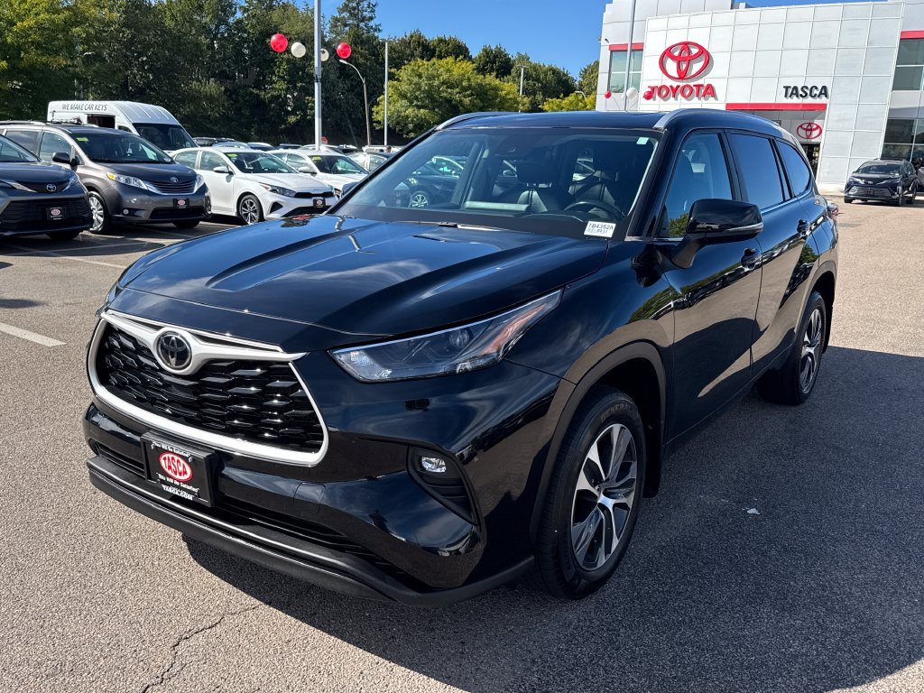 Used 2023 Black Toyota XLE image 3