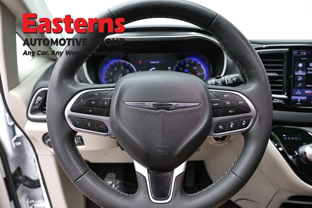 Used 2024 White Chrysler Touring L image 10
