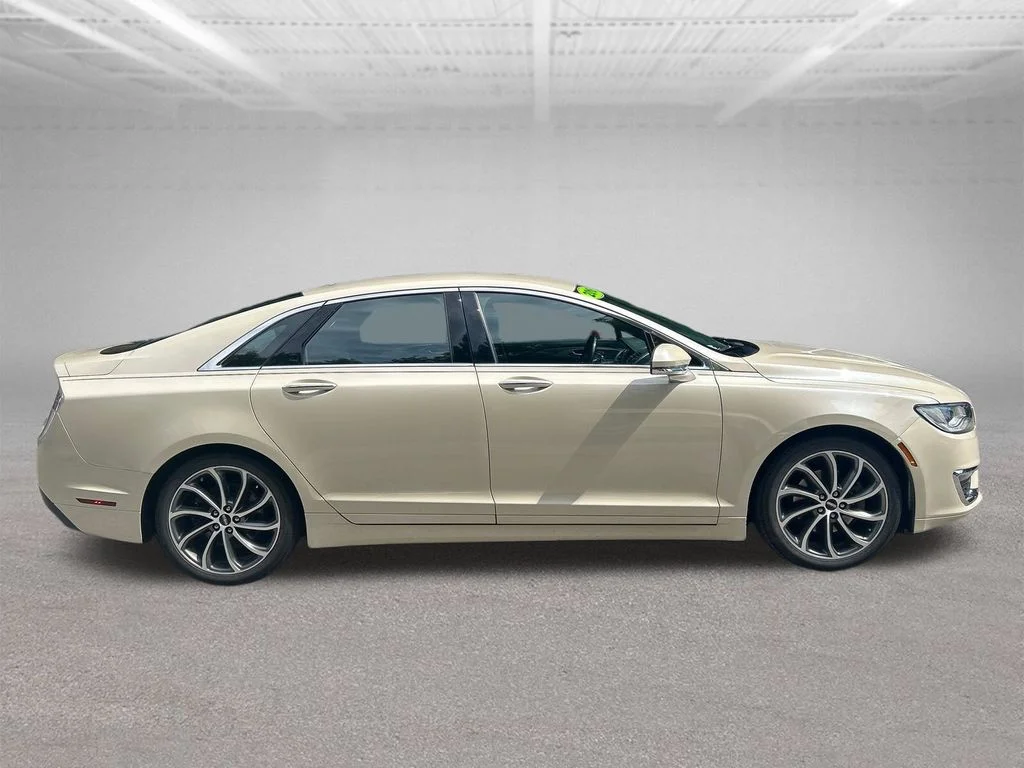 Used 2018  Lincoln Premiere image 7