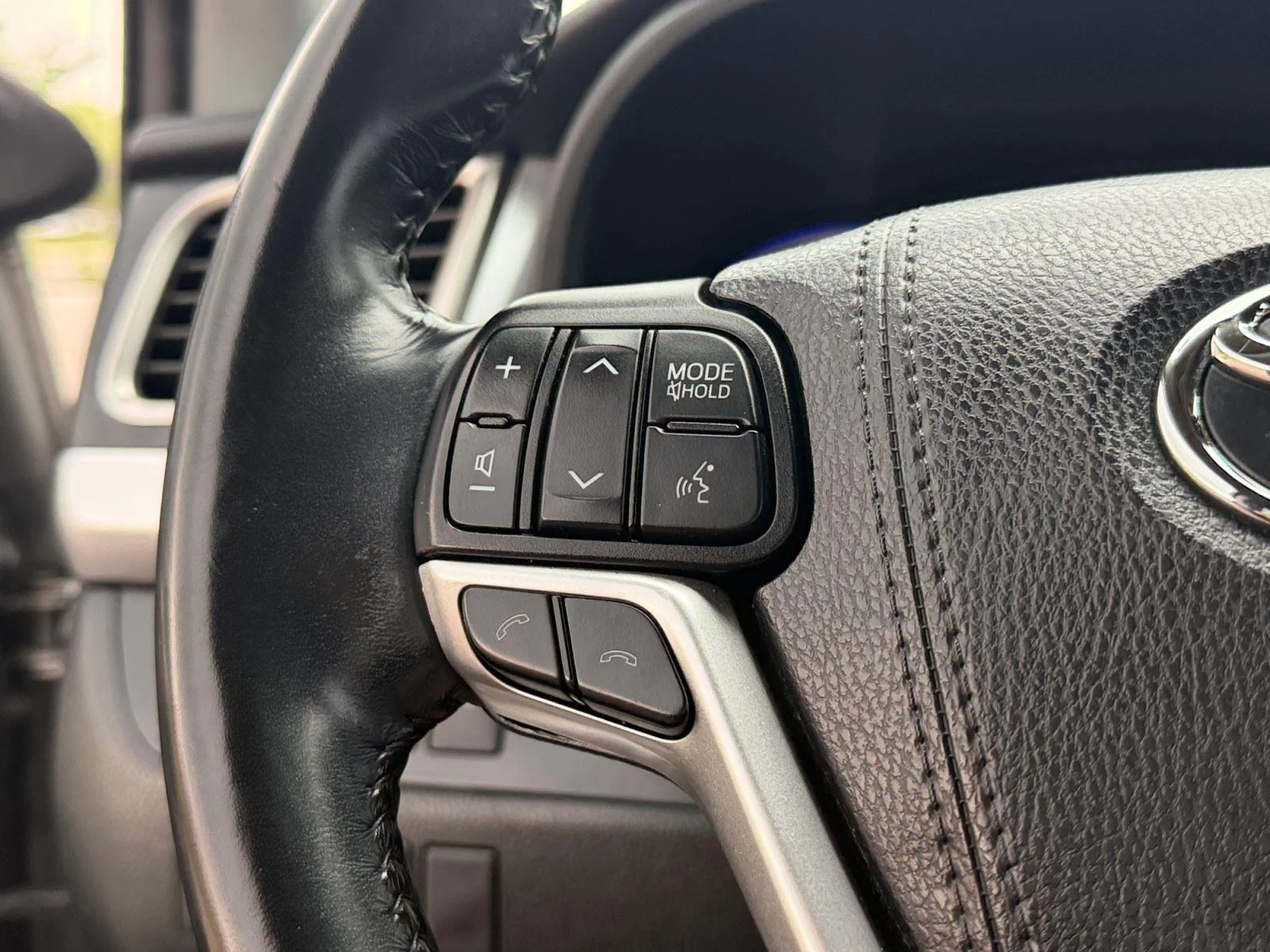 Used 2019 Celestial Silver Metallic Toyota XLE image 28