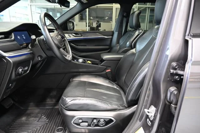 Used 2021  Jeep Overland image 9