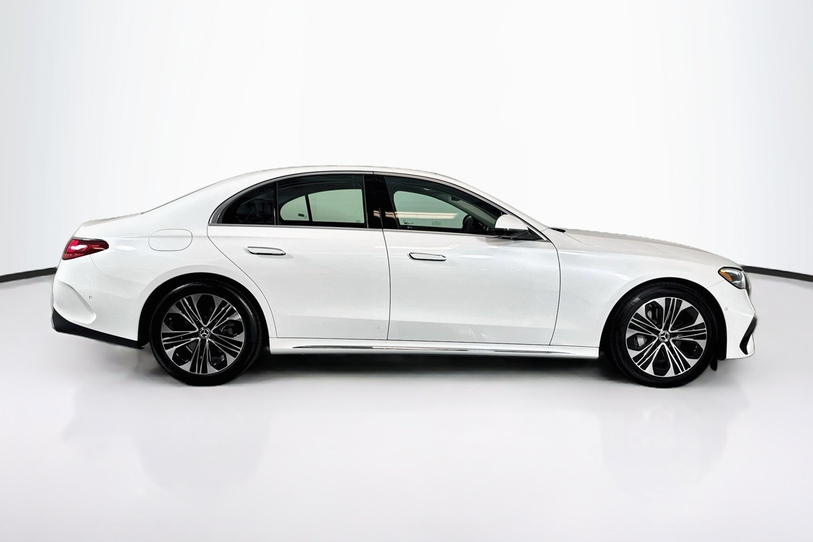 New 2026 MANUFAKTUR Moonlight White Metallic Mercedes-Benz E 350 image 4