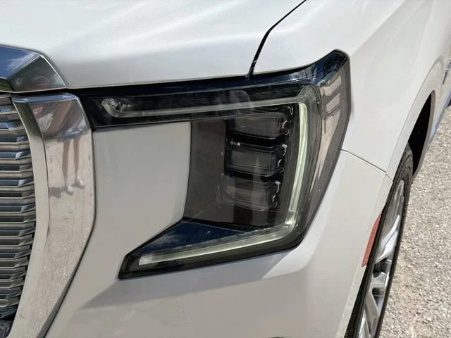 Used 2022 White Frost Tricoat GMC Denali image 9