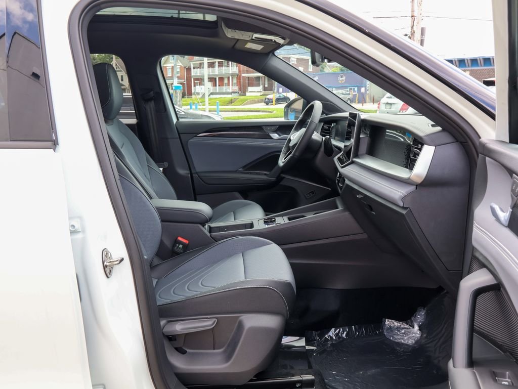 New 2026 White Volkswagen 2.0T SE R-Line Black image 31