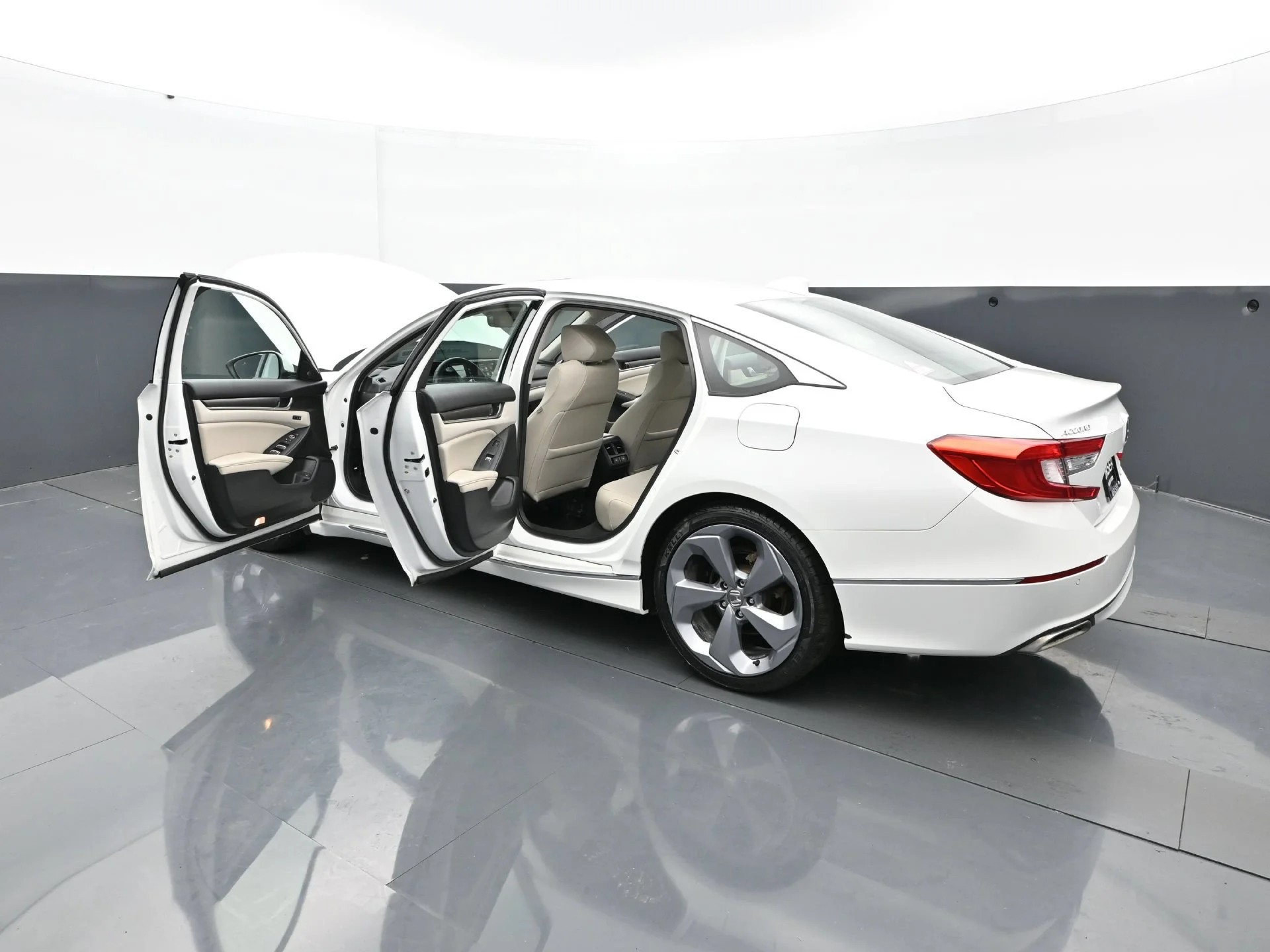 Used 2019 White Honda Touring 2.0T Auto image 37
