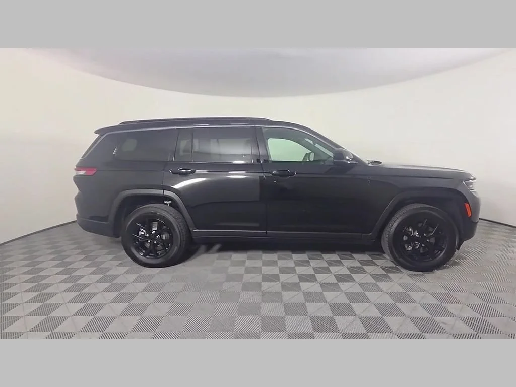New 2026 Diamond Black Crystal Pearl-Coat Exterior Paint Jeep Laredo Altitude image 23