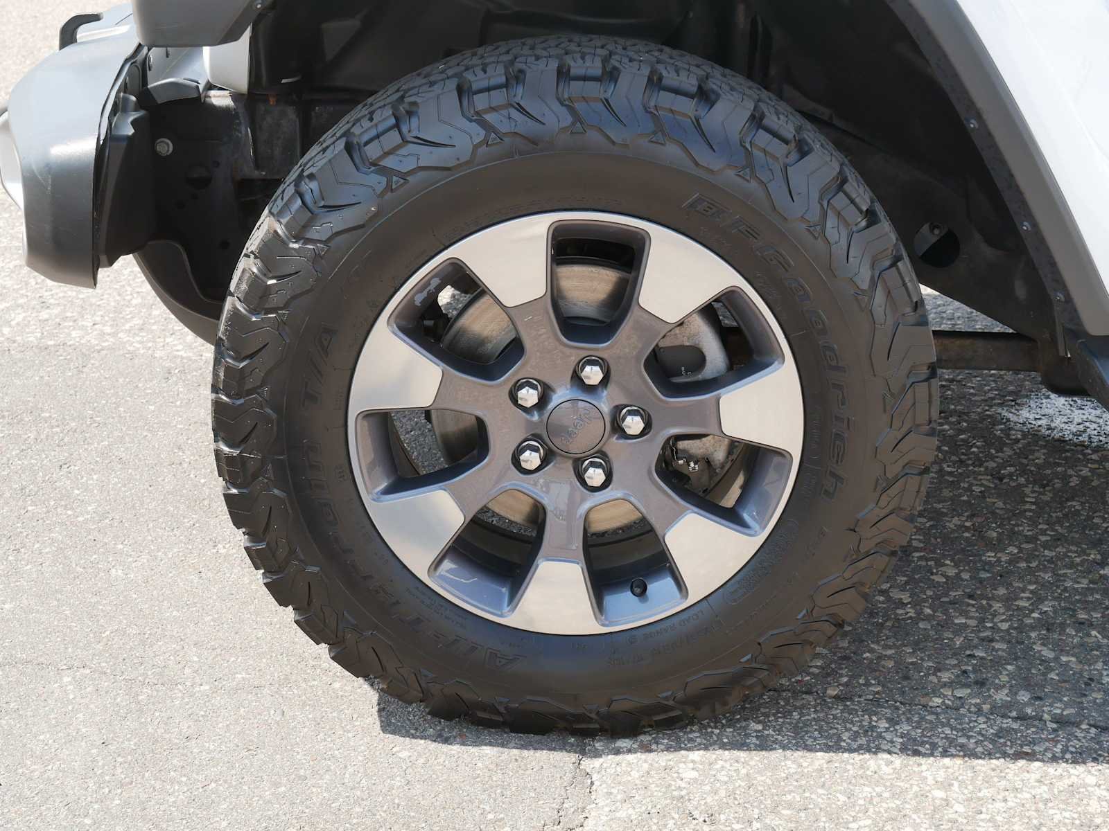 Used 2018 Bright White Jeep Sahara image 15