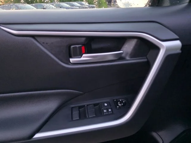 Used 2019 Silver Sky Metallic Toyota XLE image 27