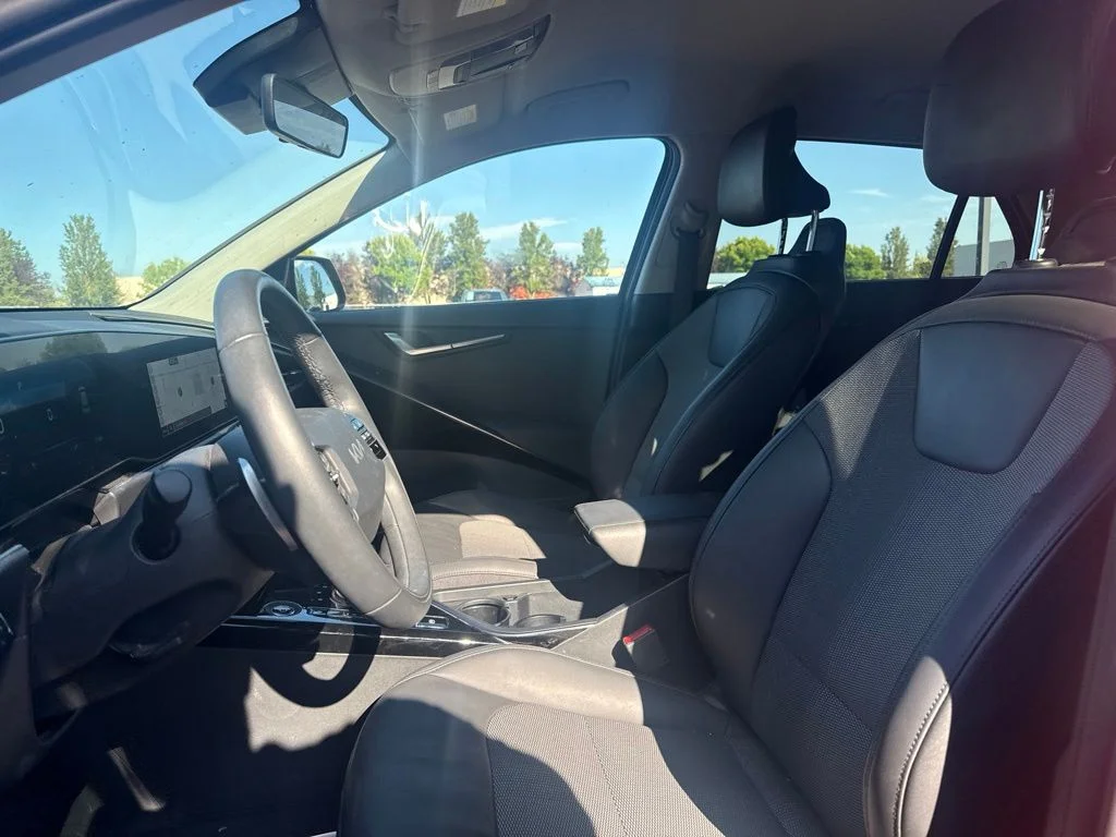 Used 2023 Fire Orange Kia Wind image 9