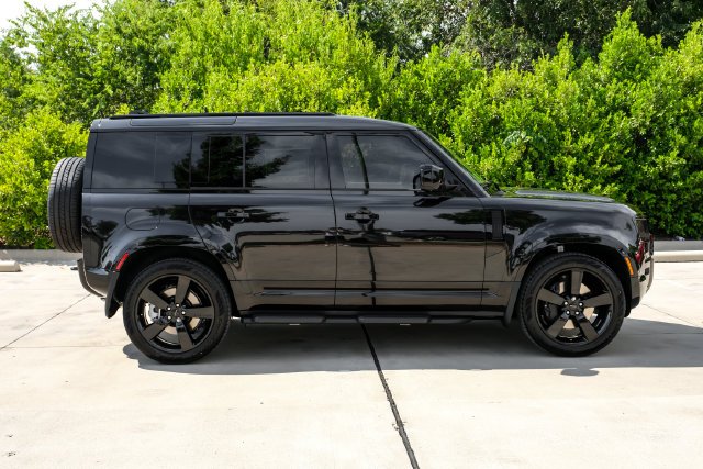 New 2026 Santorini Black Land Rover X-Dynamic SE image 8