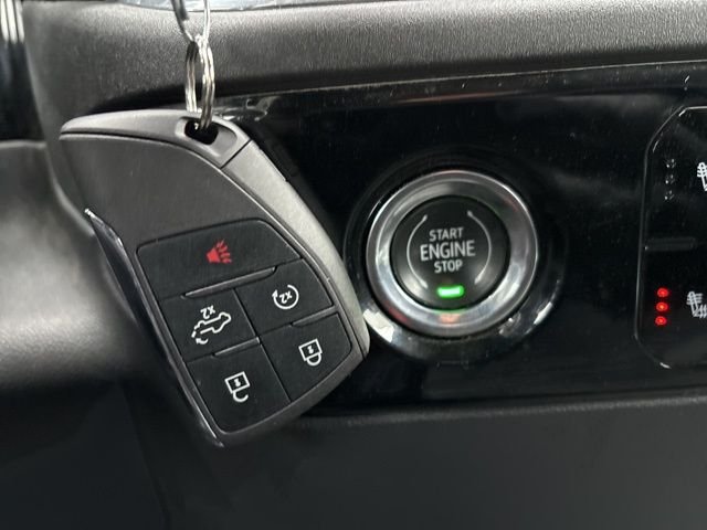 Used 2024 White GMC SLT image 23