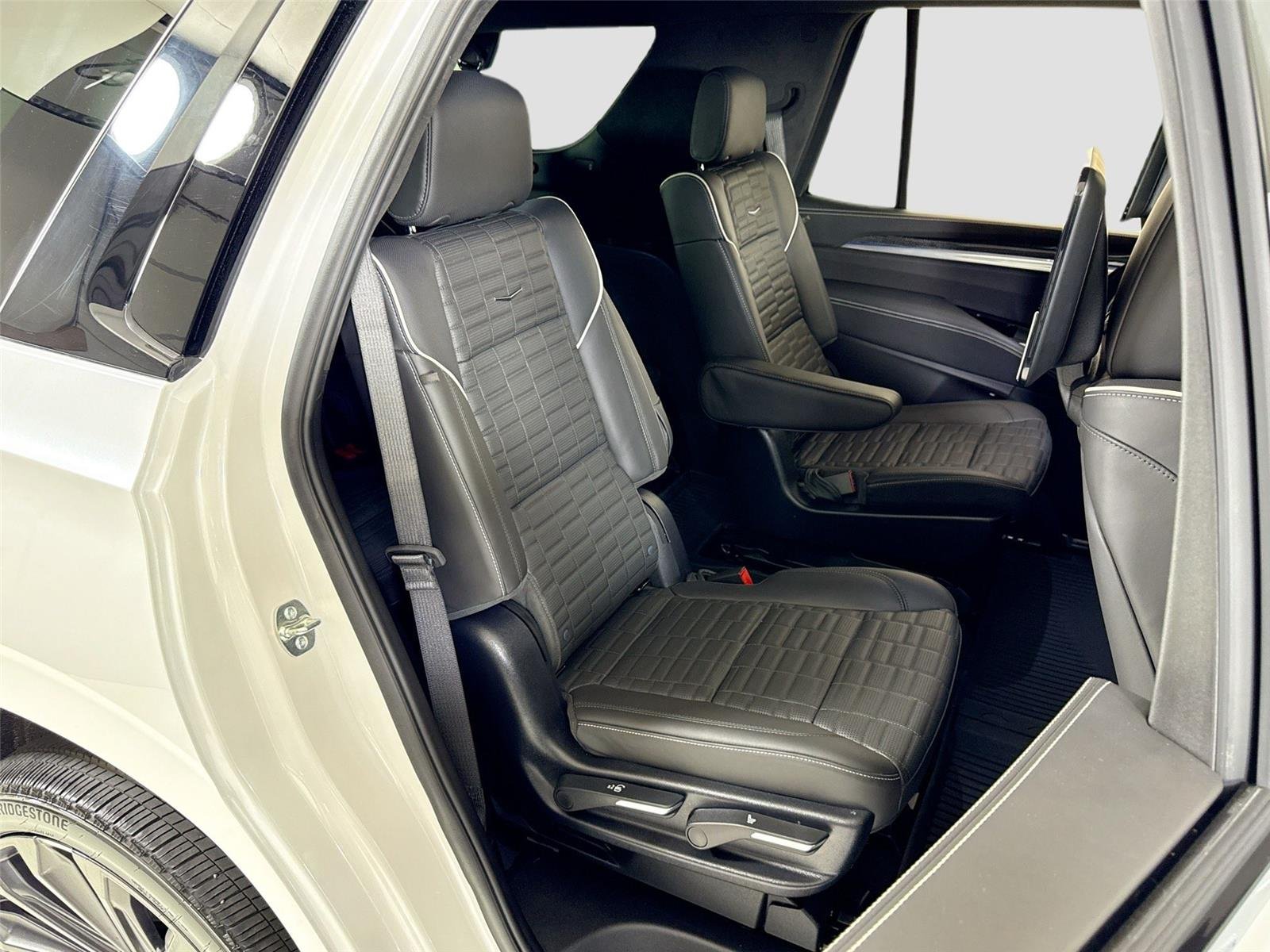 Used 2025 Crystal White Tricoat Cadillac AWD V-Series | Rear TVs | Super Cruise image 31