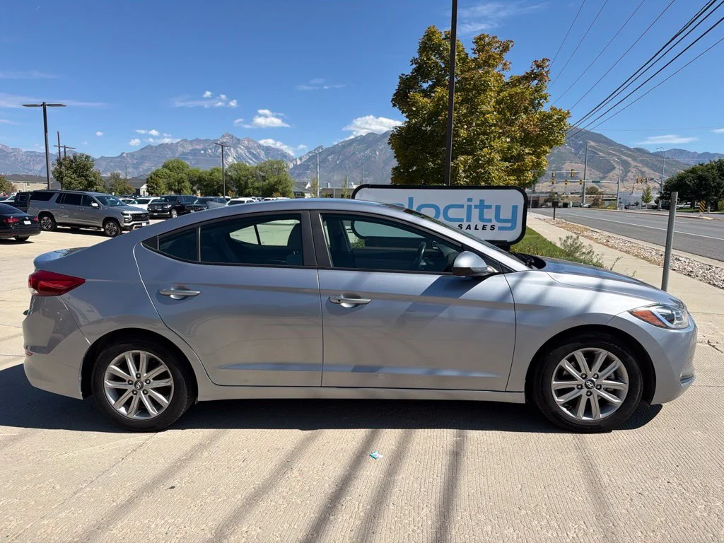 Used 2017 Gray Hyundai SE image 2
