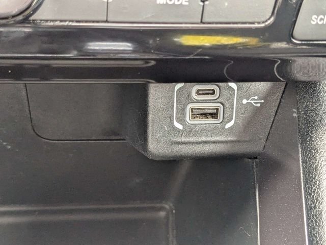 Used 2024  Jeep Latitude image 24