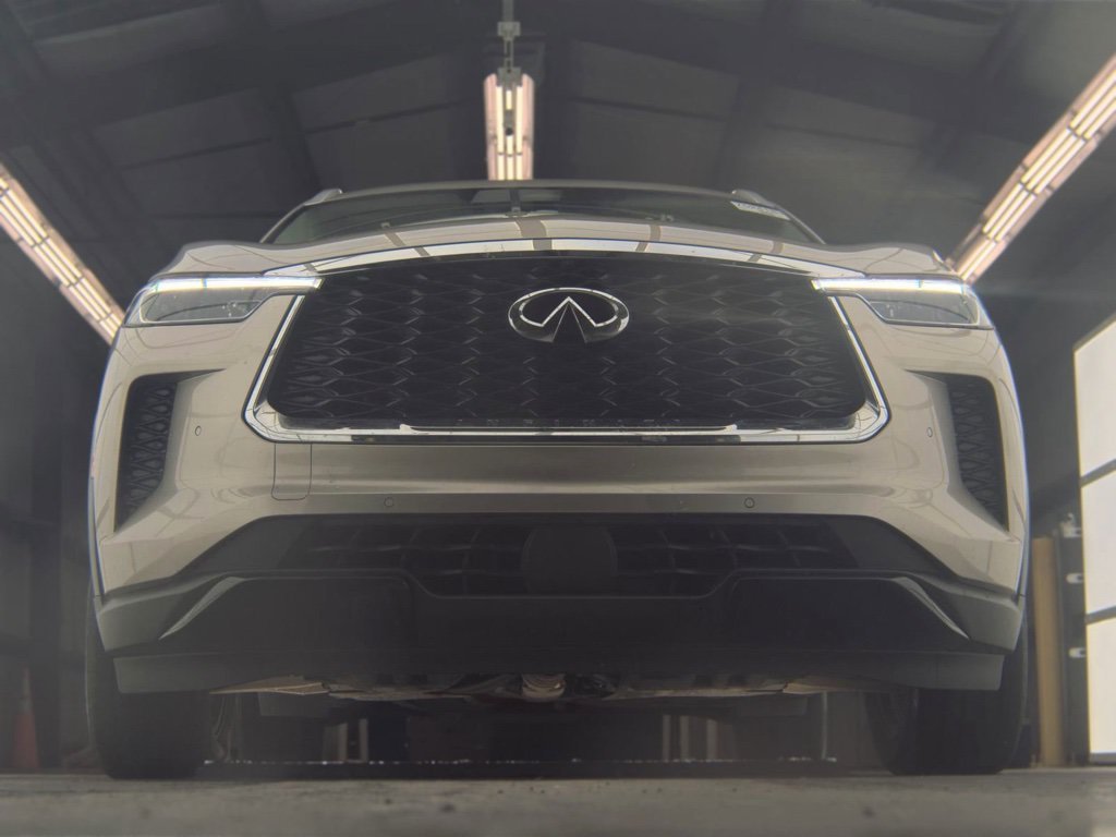 Used 2024 Silver INFINITI LUXE image 2