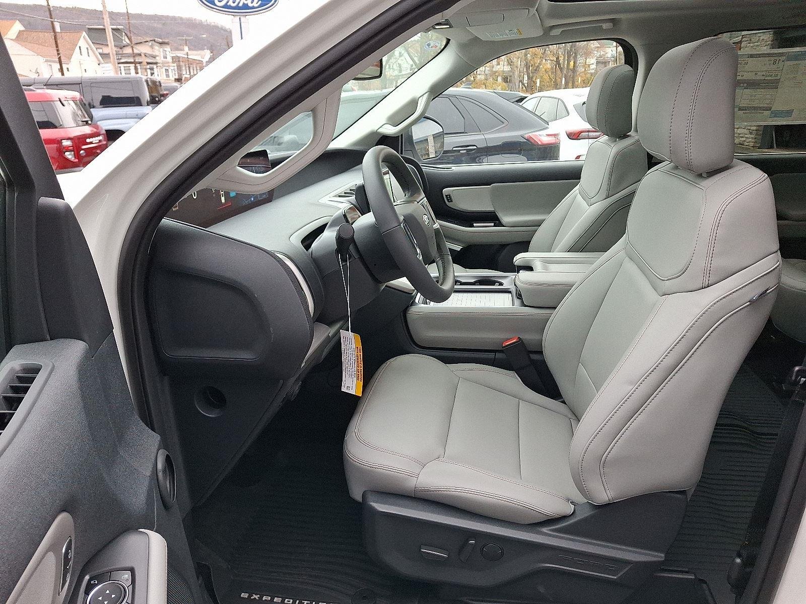 New 2025 Star White Metallic Tri-Coat Ford Active image 11