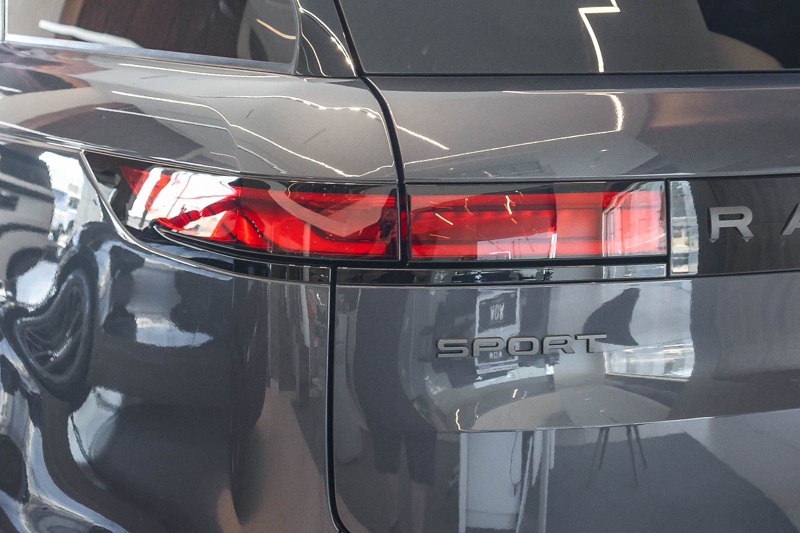 New 2026 Varesine Blue Land Rover Dynamic SE image 7