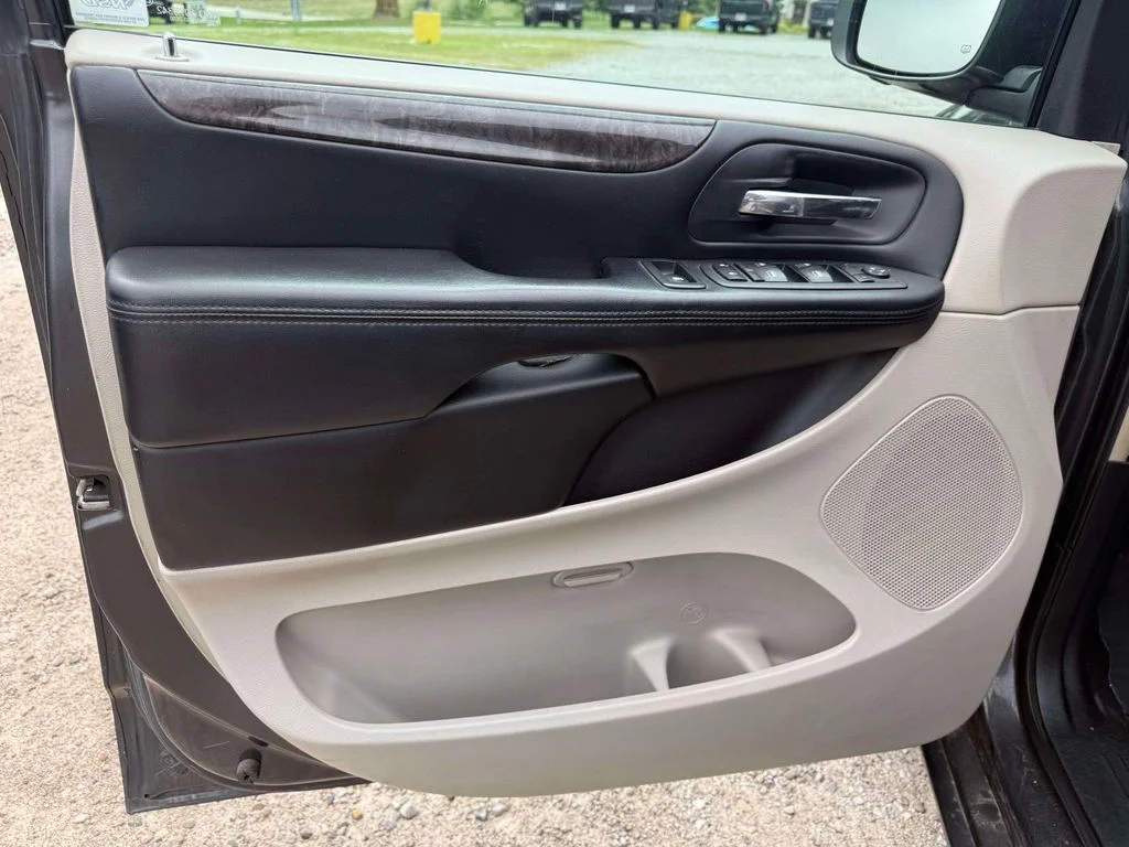 Used 2011 Gray Dodge Crew image 13