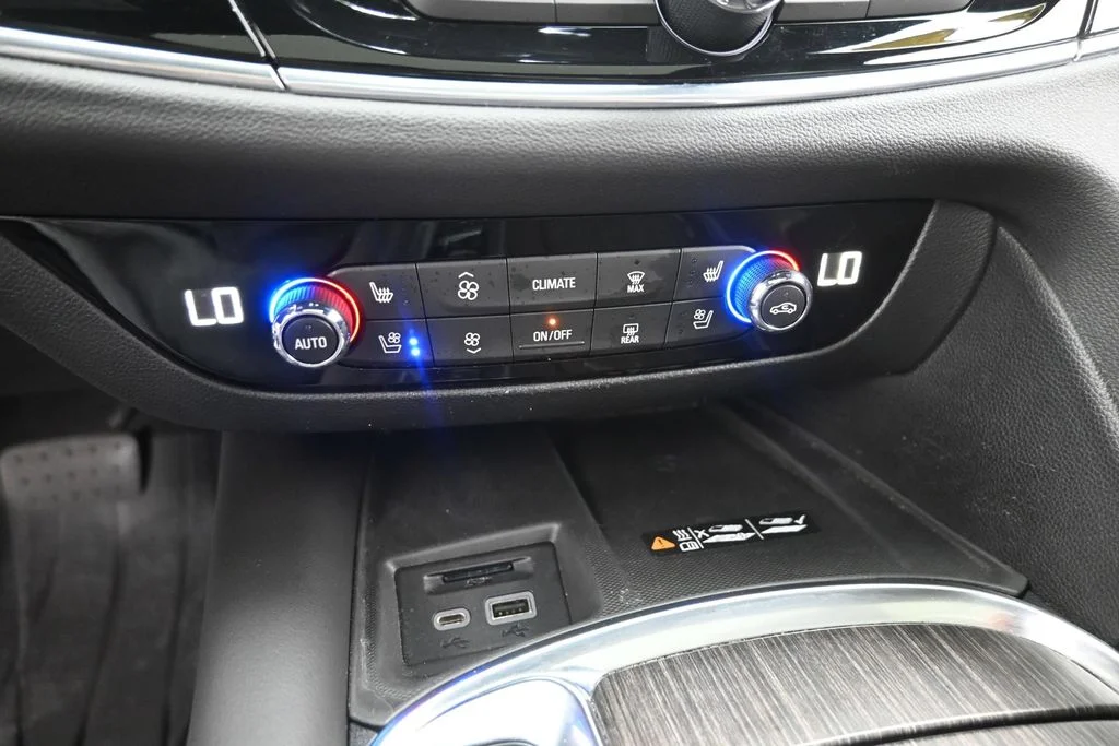 Used 2022 Black Buick Avenir image 21