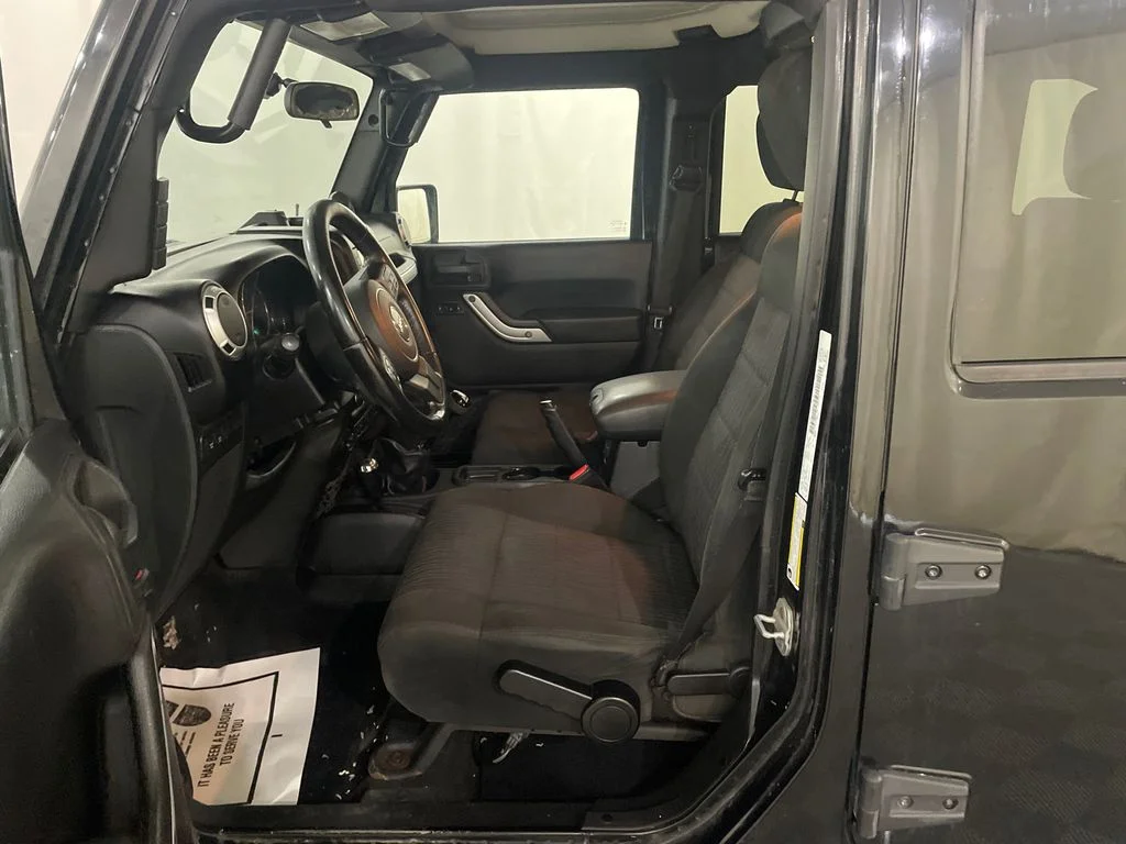 Used 2012  Jeep Rubicon image 12