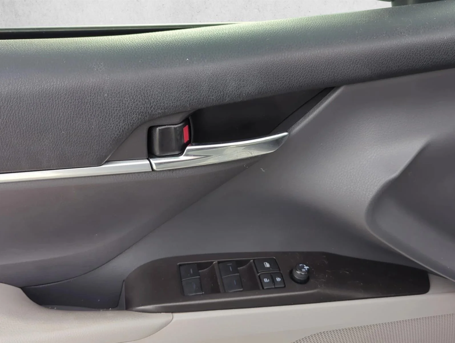 Used 2023 Ice Cap Toyota SE image 9