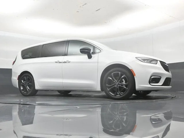 New 2026 Bright White Clear-Coat Exterior Paint Chrysler Limited image 44